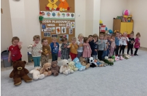 Radosne trzylatki z ustawionymi w wg wielkości misiami.