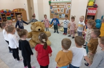 Maluszki z gr. I podczas zabawy Stary niedźwiedź.