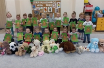 Dzieci z gr. I prezntują swoje prace plastyczne.