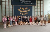 Dzieci trzymaja misie