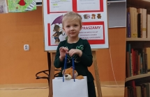 Wiktoria z gr. V z nagroda w konkursie powiatowym Mis lubi pomagac