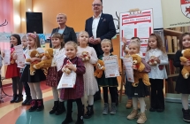 Wiktoria z gr. V z laureatami Powiatowego Konkursu Plastycznego Mis lubi pomagac (1)