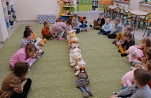 Dzieci segreguja misie