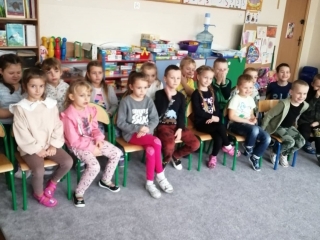 Grupa oglada film o prawach dziecka