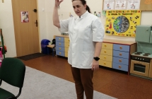 Pielegniarka prezentuje dawny i obecny stroj  do pracy