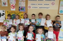 Dzieci z nagrodami za prace plastyczne