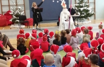 DZIECI WITAJA MIKOLAJA