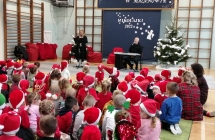 DZIECI SLUCHAJA KOLEDY