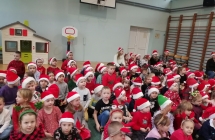 DZIECI SPIEWAJA PIOSENKE DLA MIKOLAJA