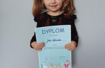 Dziewczynka z dyplomem z grupy II