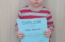 Chlopiec z dyplomem z grupy II