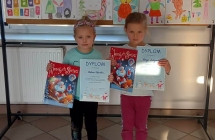 Wiktoria i Patrycja z nagrodami i dyplomami za udzial w konkursie.