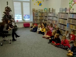 Wizyta w bibliotece - rozmowa z pania Malgosia na temat tradycji swiatecznych