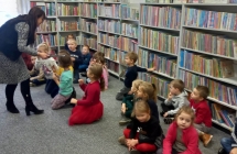 Wizyta w bibliotece - czestujemy sie pierniczkami
