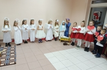 Dzieci z serduszkami - dary dla Pana Jezusa