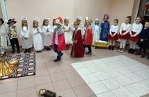 Chlopcy w strojach medrcow zmierzajacy do stajenki