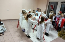 Dziewczynki w tancu dla Maryji