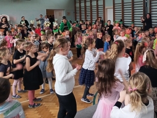 Taniec do muzyki Choccolate w wykonaniu dzieci