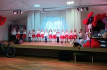 Przedszkolaki z gr. VII na scenie  podczas tanca.