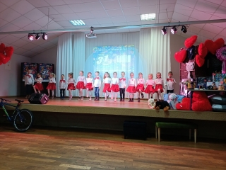 Przedszkolaki z gr. VII na scenie  podczas tanca.