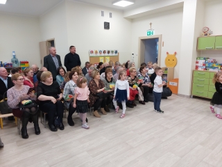 Dziadkowie z wnukami