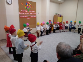 Trzylatki z gr.I graja na instrumentach