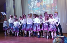 Dzieci tancza na scenie.