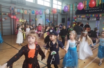 Wesole dzieci w tancu