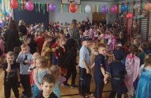 Radosne plasy w przystrojonej balonami sali