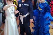 Dziewczynki w kostiumach na sali balowej