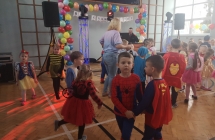 Dzieci w kostiumach balowych 2