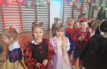 Dzieci w kostiumach balowych