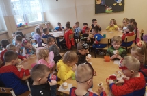 Dzieci podczas poczestunku