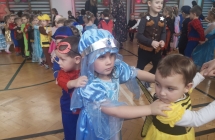 Przebrane maluszki podczas zabawy w pociag