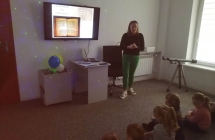 Dzieci z grupy Zabki ogladaja prezentacje o badaniach Mikolaja Kopernika