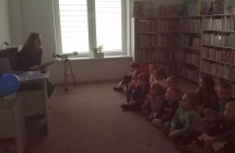 Dzieci sluchaja historii o Mikolaju Koperniku