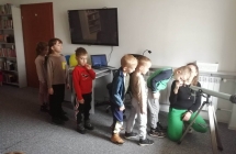 Dzieci patrza przez teleskop