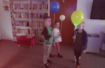 Dzieci nasladuja obrot Ziemi wokol Slonca