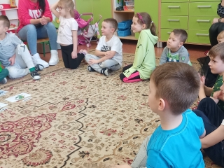 Dzieci rozwiazuja zagadki slowne