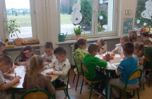 Dzieci koloruja obrazek wg kodu