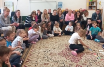 Dzieci rozwiazuja zadania matematyczne