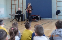 Mężczyźni grający na instrumentach dla dzieci 