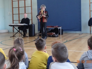 Mężczyźni grający na instrumentach dla dzieci