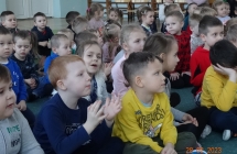 Dzieci skupione na wydarzeniu szkolnym 