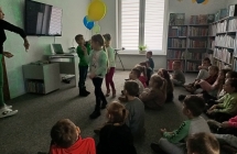 Dzieci ilustruja ruch planet