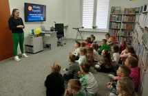 Dzieci na zajeciach tematycznych w bibliotece nt. Kopernik
