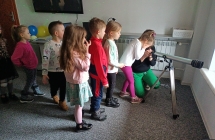 Przedszkolaki korzystaja z lunety