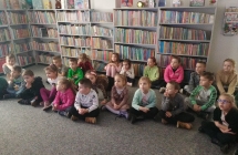 Przedszkolaki z gr. VII w bibliotece