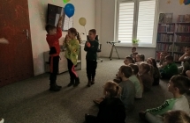 Przedszkolaki obrazuja ruch obiegowy planet