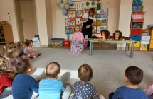 Pani fryzjerka demostruje maluszkom zastosowanie walka do wlosow.